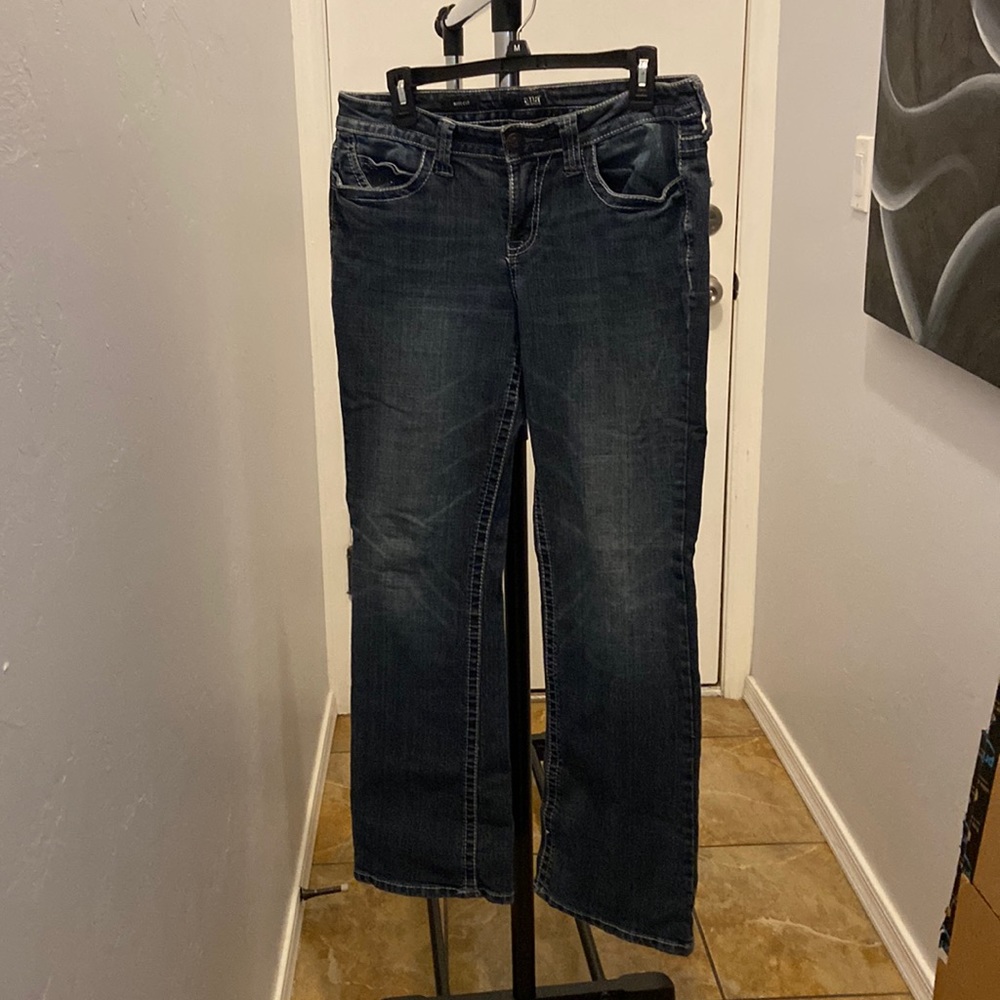 Ana bootcut jeans 8 Short. Embroidered back pockets.